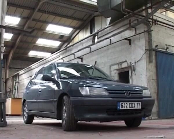 Videos Francaises: 駐車場でファックされた見事なブルネットのフランス人ベイブ