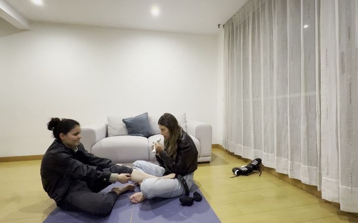 scarlettandc: Minha namorada espanca minha bunda