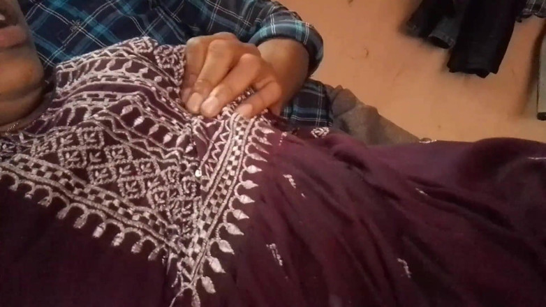 LEGSCOUPLE12: 자지를 입에 넣고 우유를 입에 대고 있는 인도 소녀