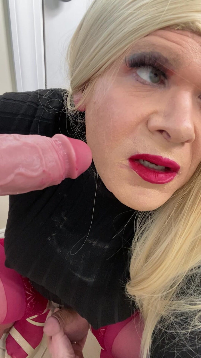 MadisonCD2025: Сисси-трансгендер, сексуальный фембой кроссдрессер шлюшка сосет член и разговаривает с мачехой-милфой о том, как она покажет ему, как сделать минет