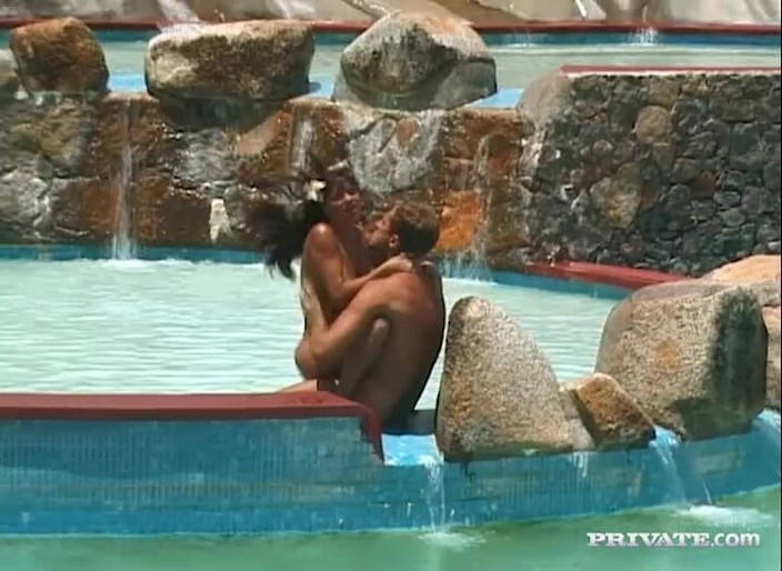 Private Classics: 娇小的黑发女郎在户外被干阴户和菊花