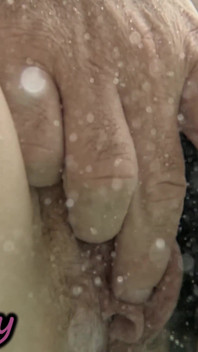 Ukazuji mi kundičku před studentem v bazénu a pomáhá mi masturbovat - je to velmi riskantní POV 4K