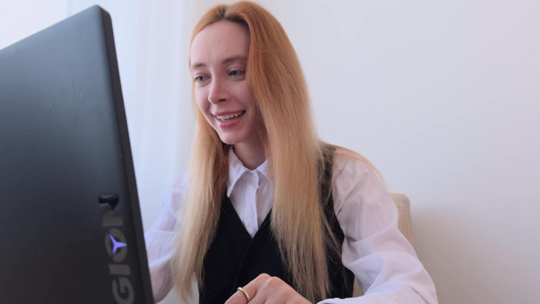 Loly Nebel Studio: Cea mai frumoasă fată din birou te-a observat brusc