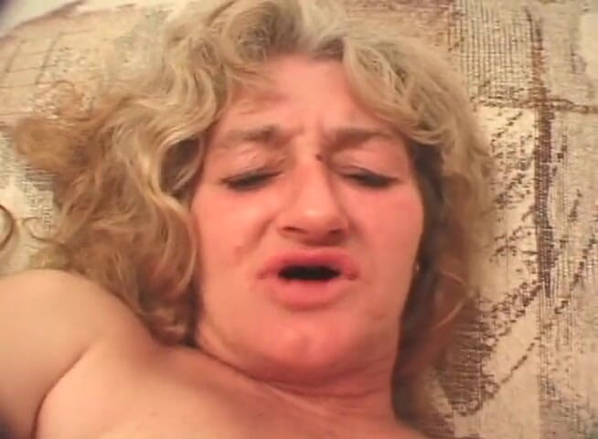 Gilfy Pleasure: Bunicuța asta este o curvă