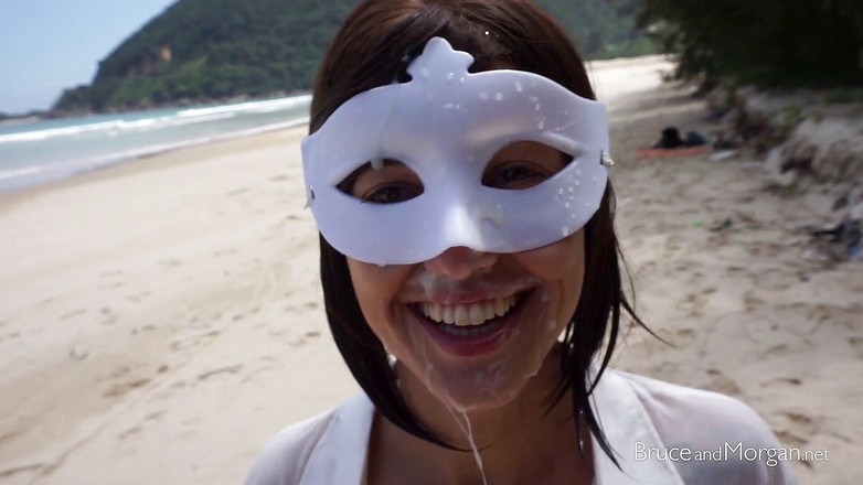 Bruce-and-Morgan: Dragoste cu pișare și ejaculare facială la plajă