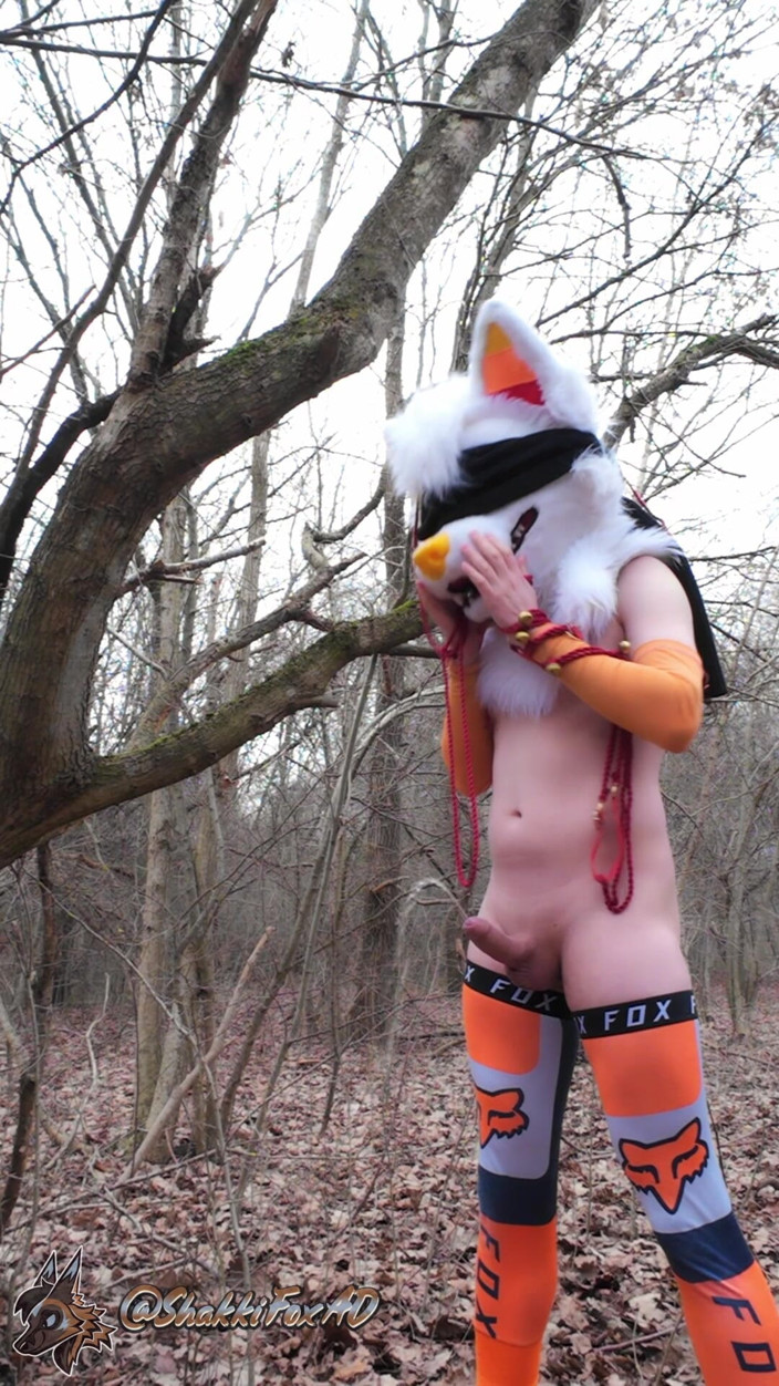 ShakkiFoxAD: Un giovane twink bondages piscia nella foresta