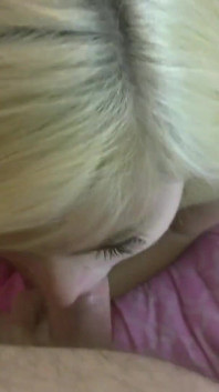 Lacey se masturba y luego hace una mamada y traga