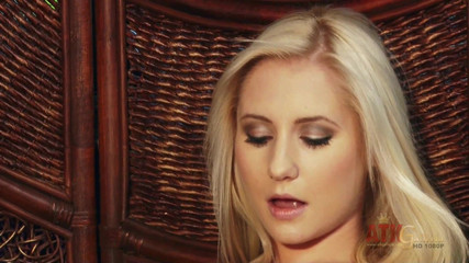 ATKIngdom: Odette Delacroix svůdně masturbuje mezi polštáři