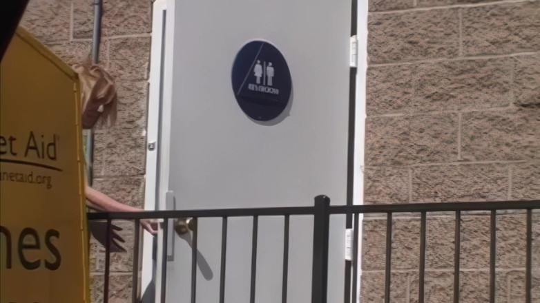 Pervy Studio: Збуджені дівчата беруть великий член