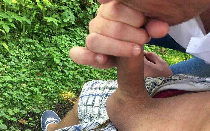 Double-Dutchies: Risqué dans la nature - se nourrir sur un banc de...
