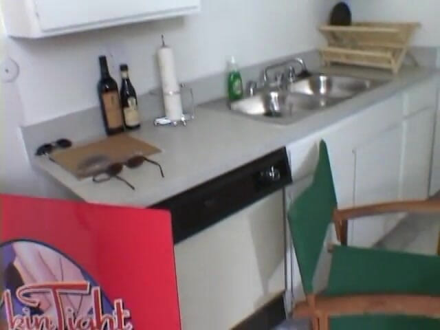 Wild Suckers: Cewek imut rambut pirang lagi asik nyepong kontol pria botak...