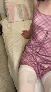 Une jolie trans en robe joue avec des jouets anaux et jouit