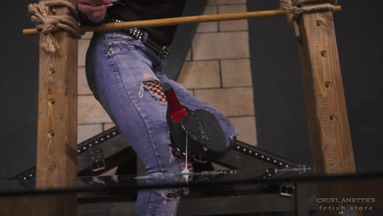 Cruel Anettes fetish world: Bakış açısı önünde yatıyor