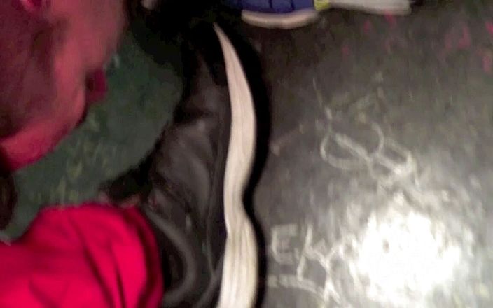 Crunch Boy: Futută de 2 băieți scally în metroul din Paris
