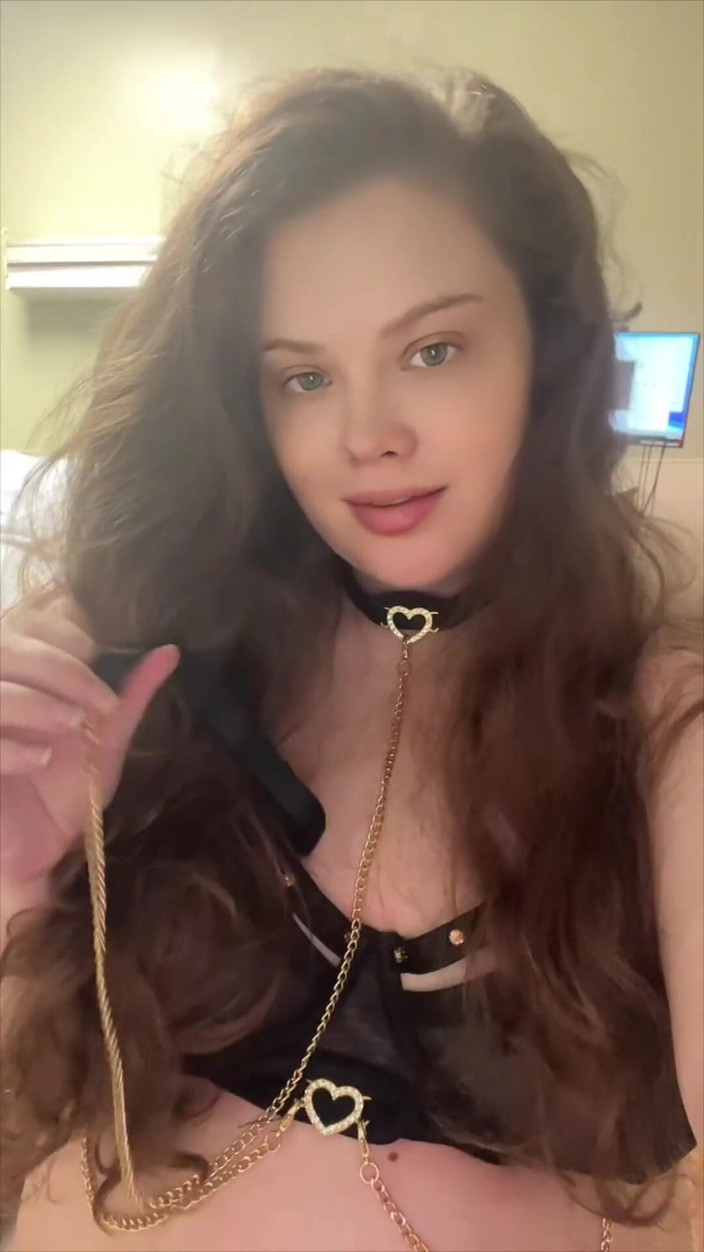 Dirtysecret: Böses Mädchen Auf Dem Bett Ruhe