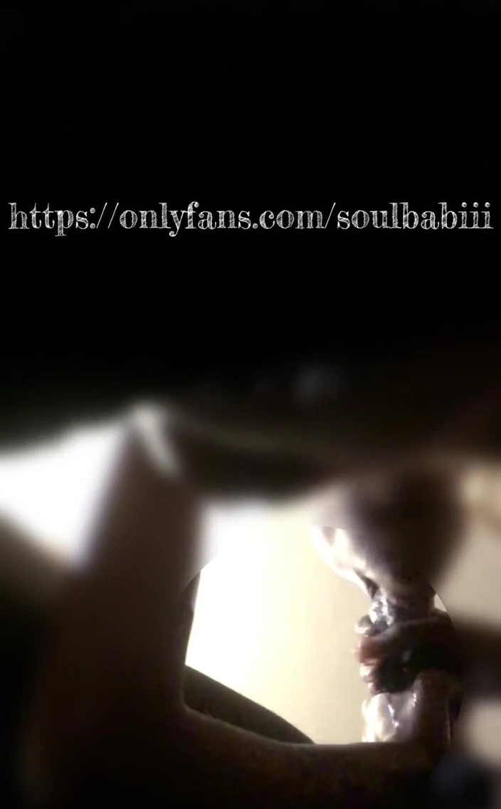 Soul Babiii: मुख-मैथुन के नीचे सेक्सी। मैंने उसका लंड बाहर निकालने के बाद अपना फोन छिपाया। यकीन के लिए इस बड़े लंड से बाहर एक बड़ा नट चूसा