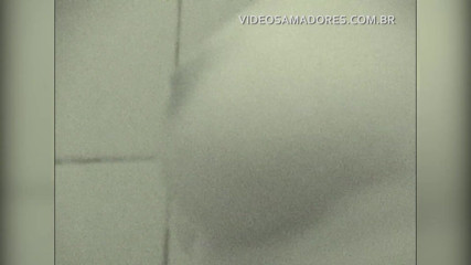 Amateurs videos: आदमी शॉवर के दौरान नग्न दुल्हन का वीडियो रिकॉर्ड करता है
