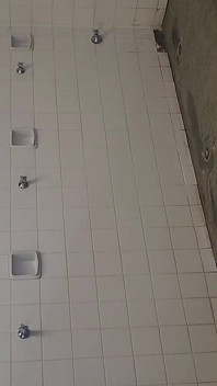 水泳施設での新しい共同シャワーの出会い訪問