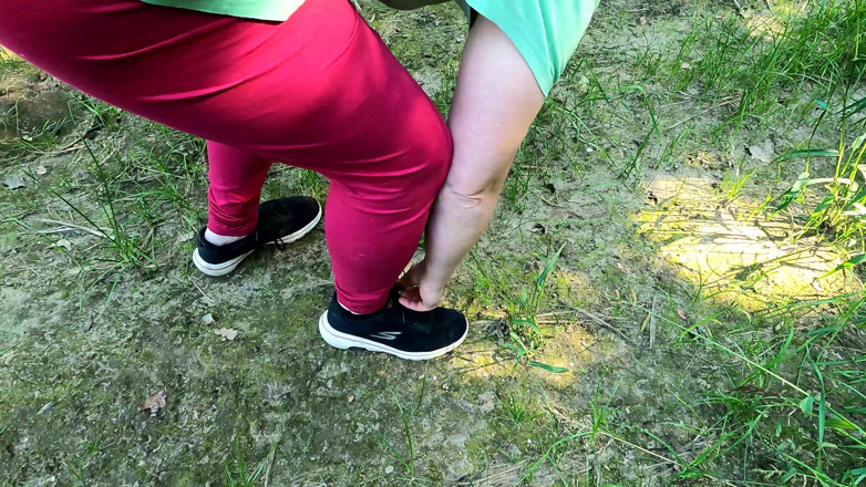 Bouncy Tits Action: Komplett Nackt Im Maisfeld Die Brüste Verprügelt