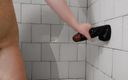 Good vibes El: Versaute stiefmutter fingert muschi direkt nach der heißen dildo-dusche