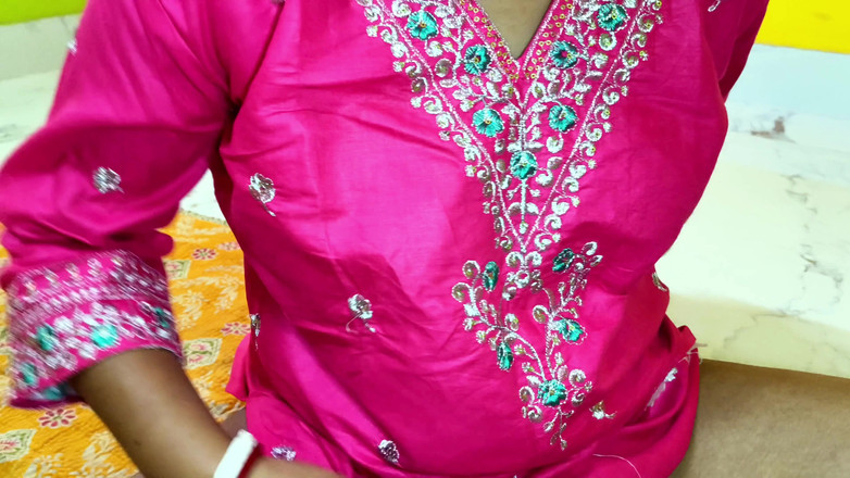 Raja puja: Soție indiană desi futută de iubitul ei când soțul nu...