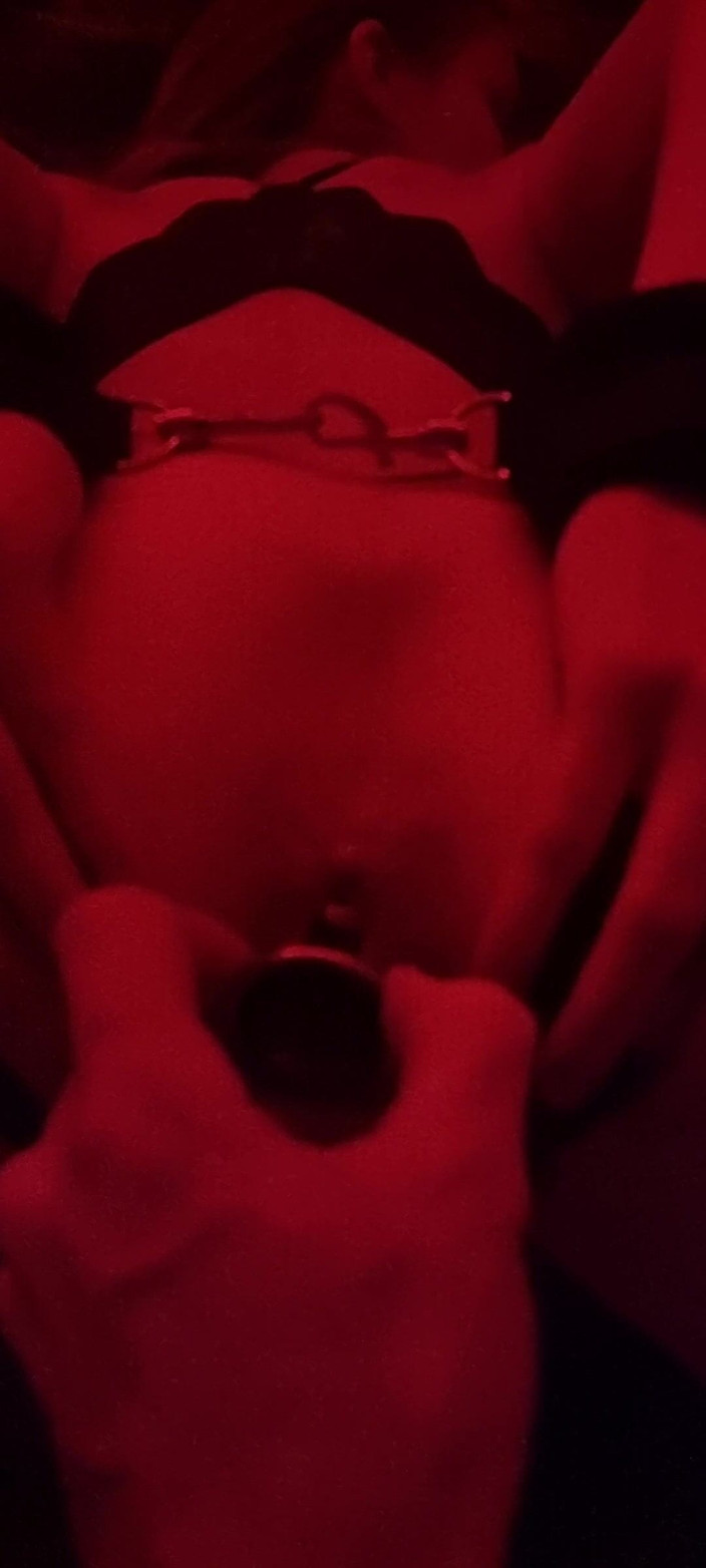 Desloups: वह अपनी गांड फैलाती है