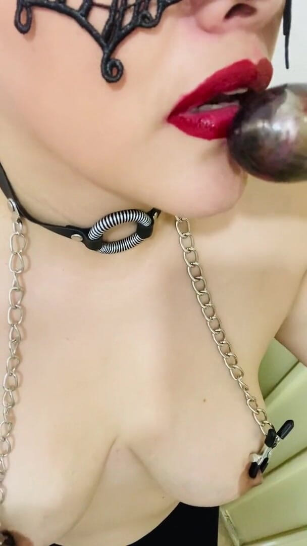 Preciusrouss49: Preciusrouss49 dá um boquete no vibrador