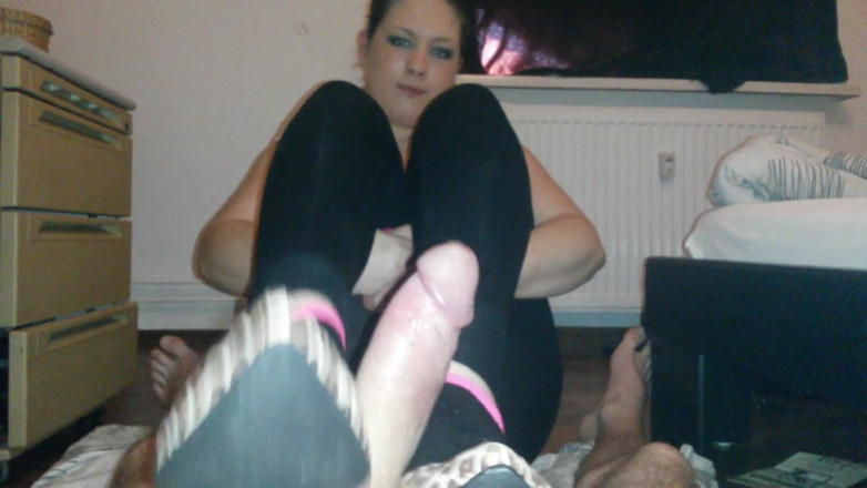 Caralia Deluxe: Footjob with worn leopard shoes