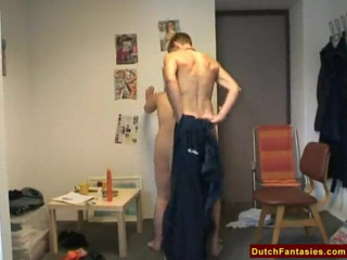Dutch Fantasies: Ragazza bruna dai capelli corti succhia e scopa il cazzo...