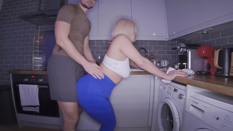 Mr LDN Lad: Mama vitregă americană stivuită în freeuse iubește pula britanică!