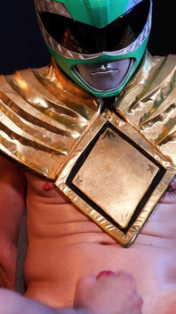 Chlap 30 - lemuje Green Power Ranger, dokud si nekrývá vlastní obličej