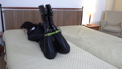 Restricting Ropes: Prsatá cosplayerka Venom je svázaná - část 1