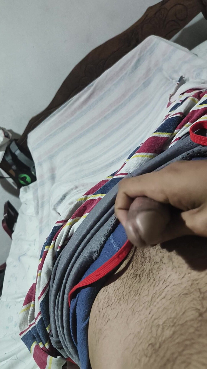 Cute boy jerks off: Dünne reife masturbiert zu hause, während seine nachbarn an der...