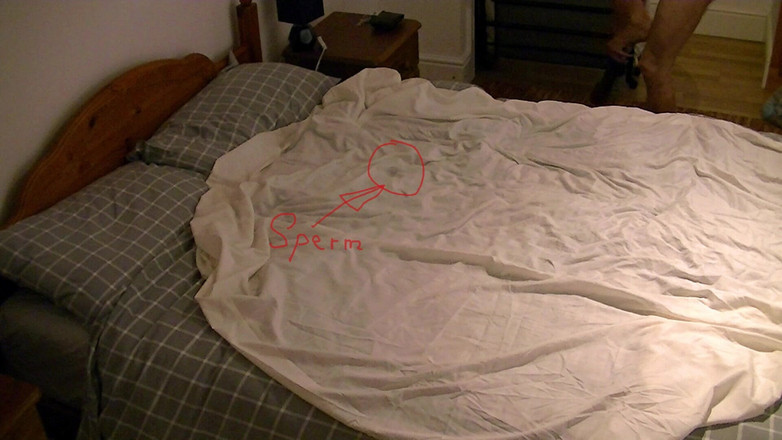 Mark Hannes: Masturbare goală pe patul de hotel