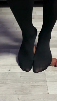 자지를 짓밟고 있는 나일론 팬티 스타킹의 섹시한 Dominatrix