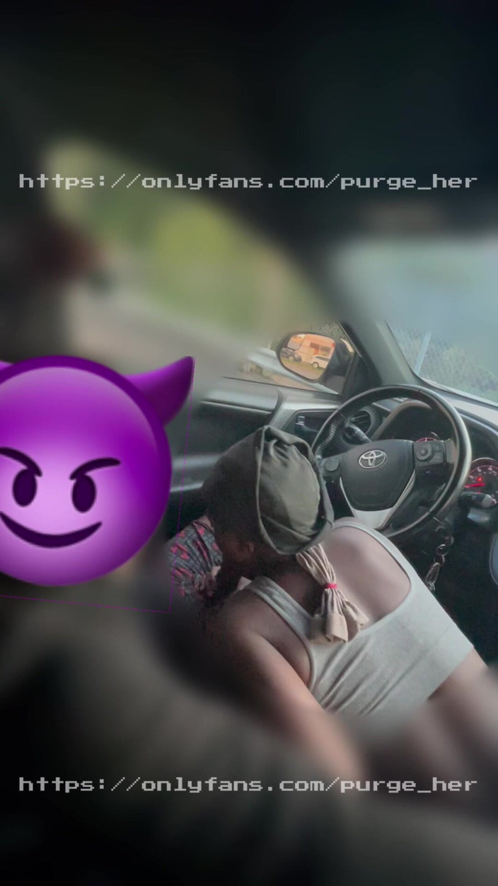 Purge_her: O sikimi emerken arabaların yanından geçiyor