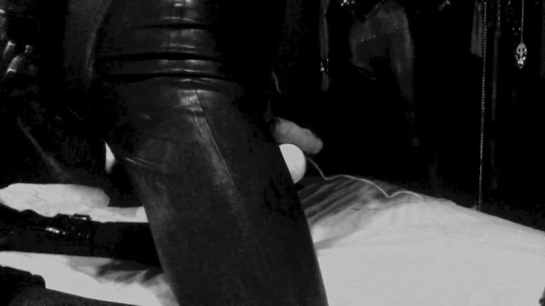 Kali Futa: Masturbation avec une baguette anale en latex