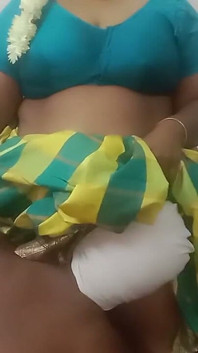 Tamil saree ateşli büyük memeli teyze evde sikişiyor