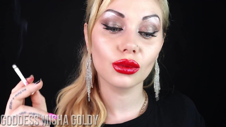 Goddess Misha Goldy: Närbild röda läppar röker retas