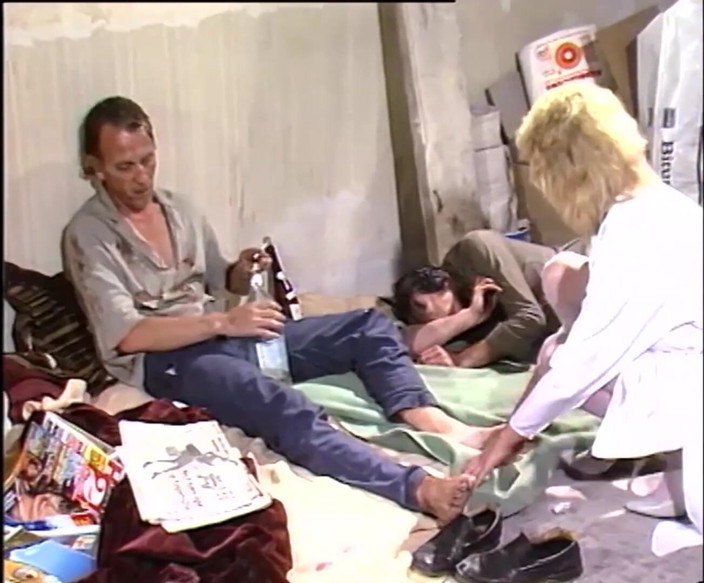 Vintage Climax: Perra rubia chupando a un hombre cachondo