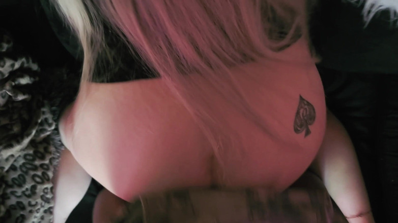Missi Rae: Chupando y provocando la polla de Kings lo hace palpitar...