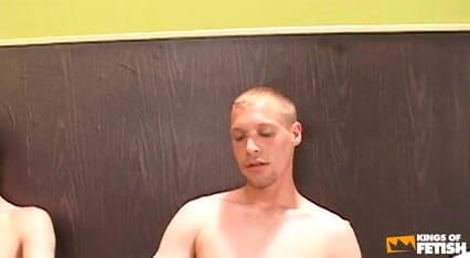 Gay Diaries: Skupina chlapů masturbuje a stříká na sušenku, kterou jeden z...