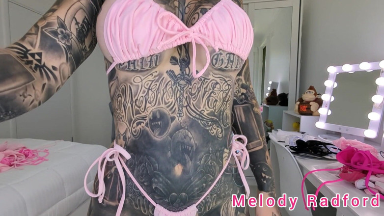 Melody Radford: ピンクのフリルのマイクロビキニ試着ホール、ビッグティッツ メロディ・ラドフォード