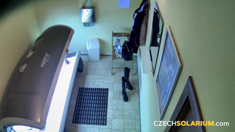 Czech Solarium: Czech Solarium 148: brunetka modelka obnaża wszystko dla aparatu