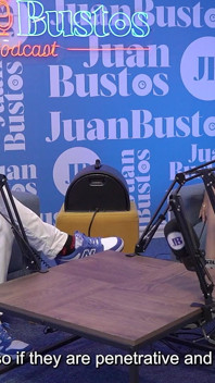 Megan Russo kleine roodharige berijdt pik en vibrerende machine in pornocasting - Juan Bustos Podcast