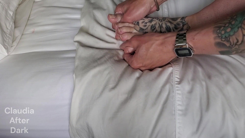 Claudia Kink: Pomalé krémování nohou asmr