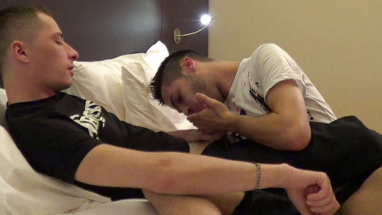 FIRST SEX EXPERIENCE WITH BOY: Fabien dientot habis-habisan di kamar hotel sama cowok straight yang...