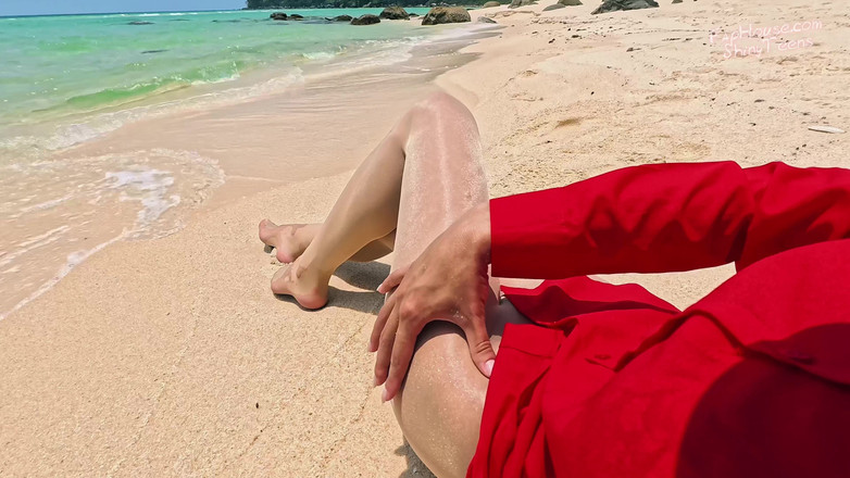 Shiny teens: 906 Ciorapi strălucitori pe plajă