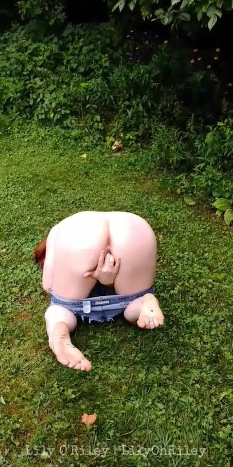 Lily O'Riley: Ahli pameran berambut merah memancut keras di taman