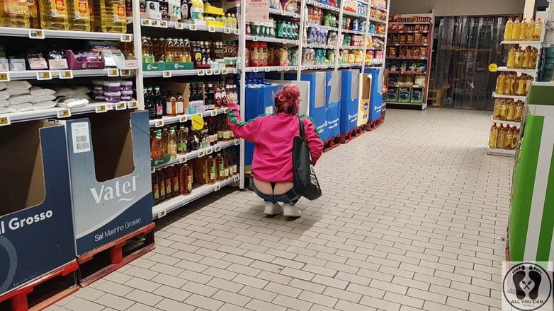 All You Can Fetish: Crazy Rebeca Addams in jeans Buttcrack im Supermarkt